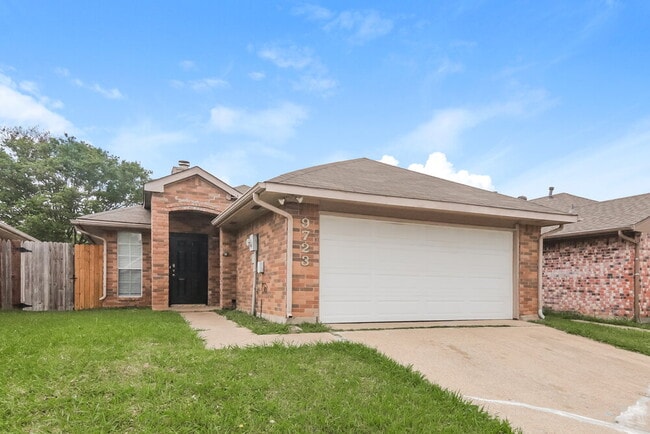 Building Photo - 9723 Pinehurst Ln
