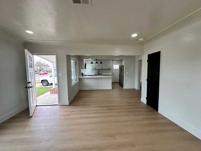Building Photo - 534 Alicante Dr