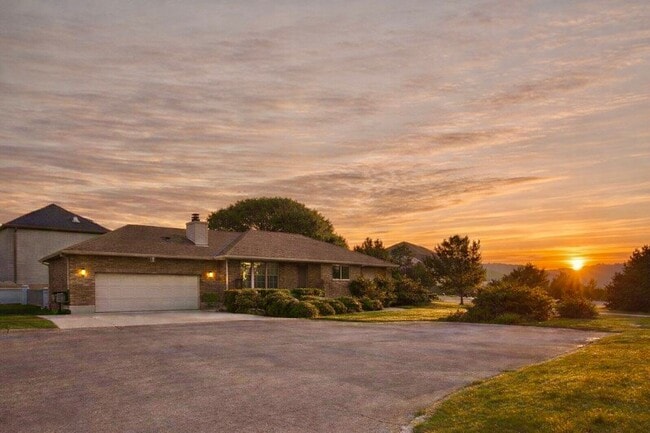 5 BD 3 BA 2900 sq ft HOME IN DRAPER. - 5 BD 3 BA 2900 sq ft HOME IN DRAPER.