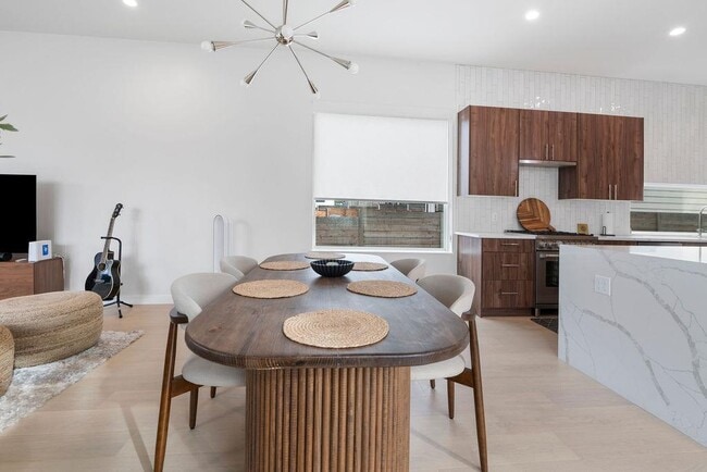 Building Photo - 2912 E 13th St