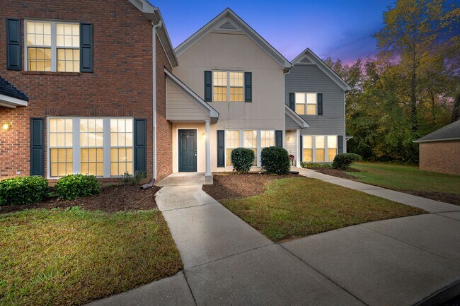Building Photo - Freshly Renovated 2 BR, 2.5 BA Townhome Ce...