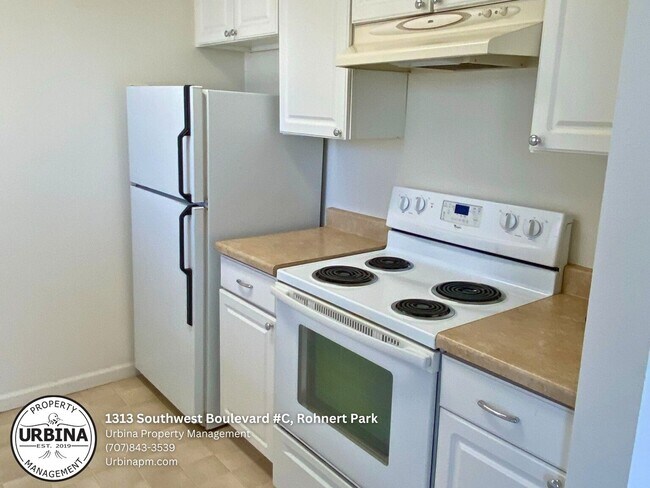 Building Photo - 2 Bedroom Upper Level Condo in Prime Rohne...