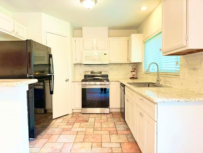 Building Photo - 12034 Yearling Dr