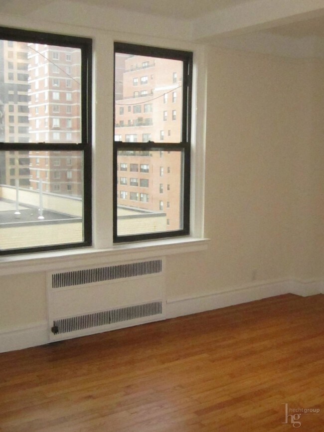 Building Photo - 430 E 86th St