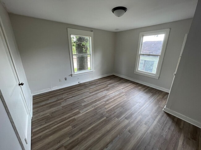 Building Photo - Remodeled 2 Bed Home