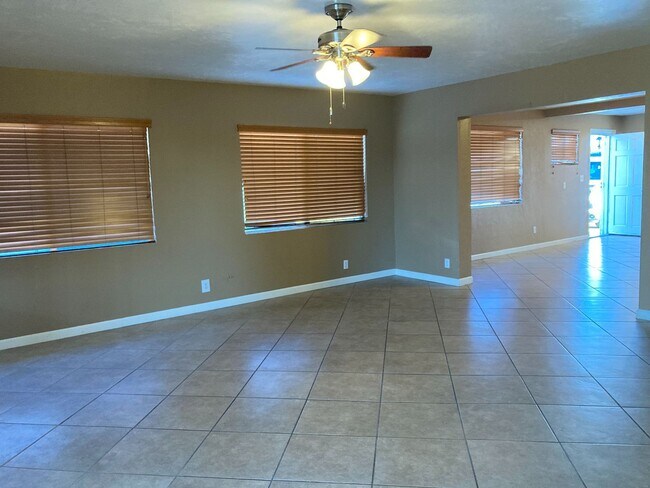 Building Photo - Central 3 Bedroom