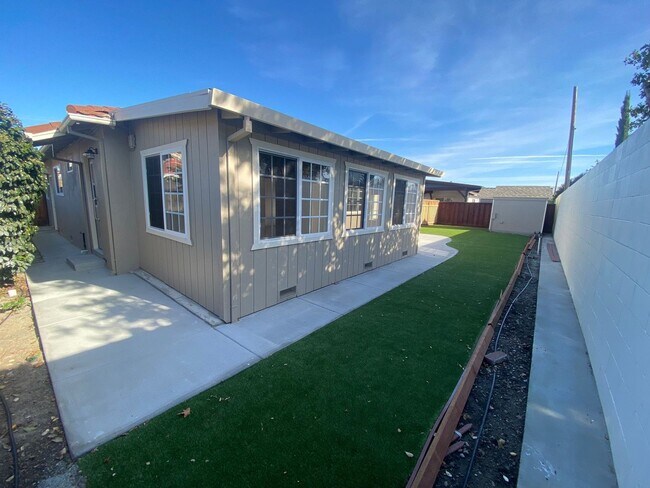Building Photo - 3392 McKinley Dr
