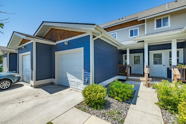 Building Photo - Beautiful 2 bed, 2 1/2 Bath Walk up Condo