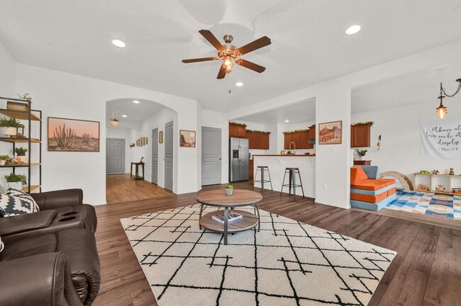 Foto del edificio - Gorgeous 4-Bdr with fully fenced yard in b...