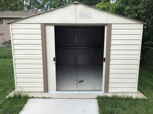 Building Photo - 2910 Irene St