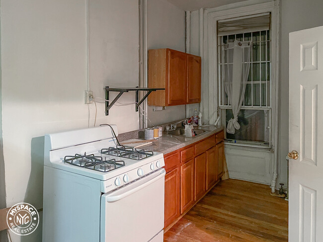 Building Photo - 446 3rd Ave