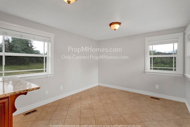 Foto del edificio - Five Bedrooms, Two and Half Bathrooms on T...