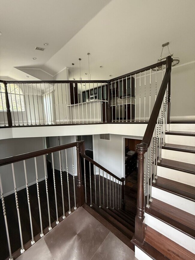 Building Photo - 3 bed, 2 1/2 bath Townhome located in Chat...