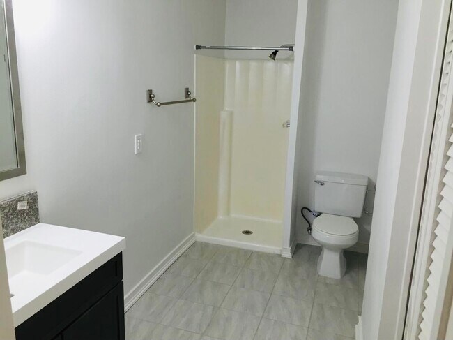 Amplio baño completo con mucho espacio de almacenaje. - 15416 Wyandotte St