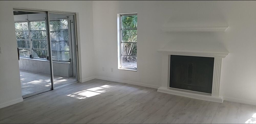 Building Photo - Renovated home in Clearwater