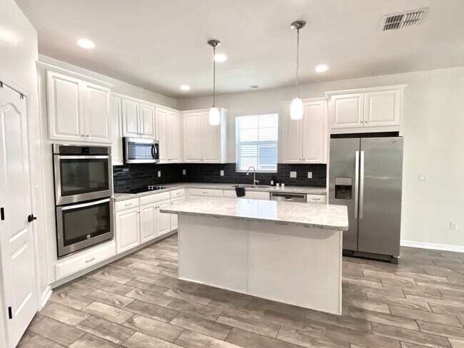 Foto del edificio - 15575 Hamlin Blossom Ave