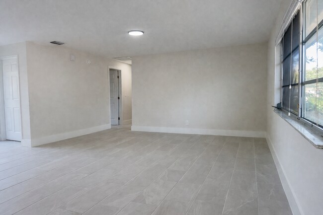 Foto del edificio - Beautifully Fully Remodeled 3-Bedroom Home with Carport, Indoor Laundry & Huge Fenced Yard!