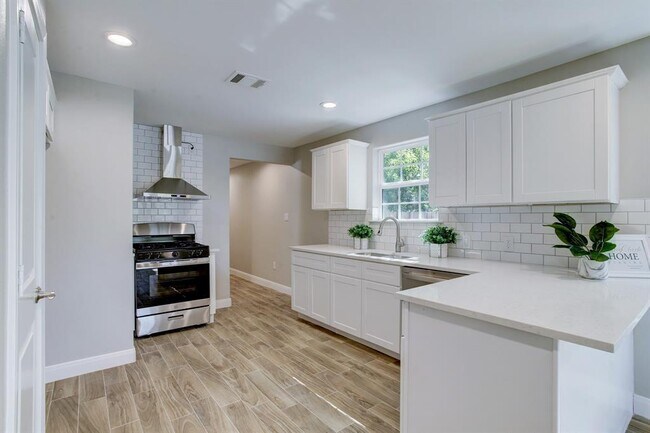 Building Photo - 4740 Redbud St