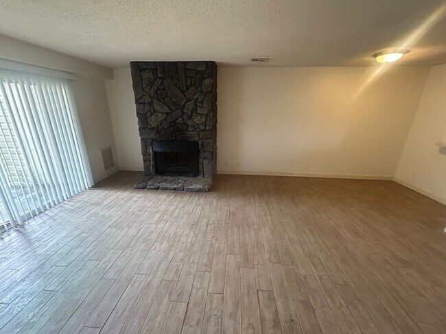 Building Photo - Two Bedroom Townhome in St Andrews