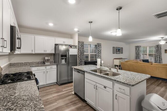 Foto del edificio - Newer home with Community Pool!