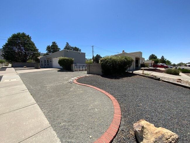 Building Photo - 3 Bedroom Single Story Home Available Near...