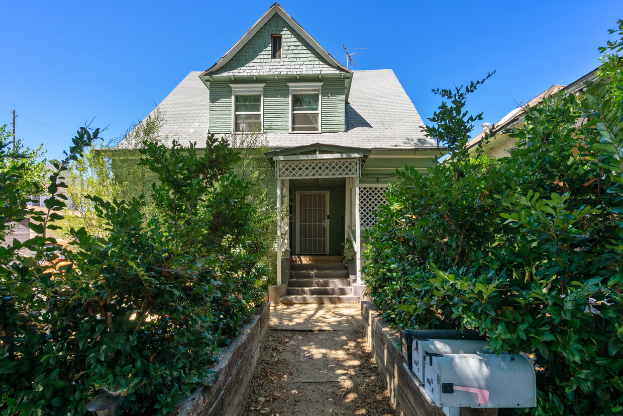 Front of house - 207 E Avenue 31