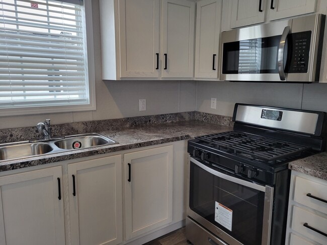 Building Photo - 15852 Croatia Dr