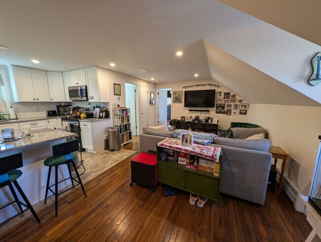 Foto del edificio - Beautiful and Spacious 1 Bed 1 Bath Apartment Above Garage