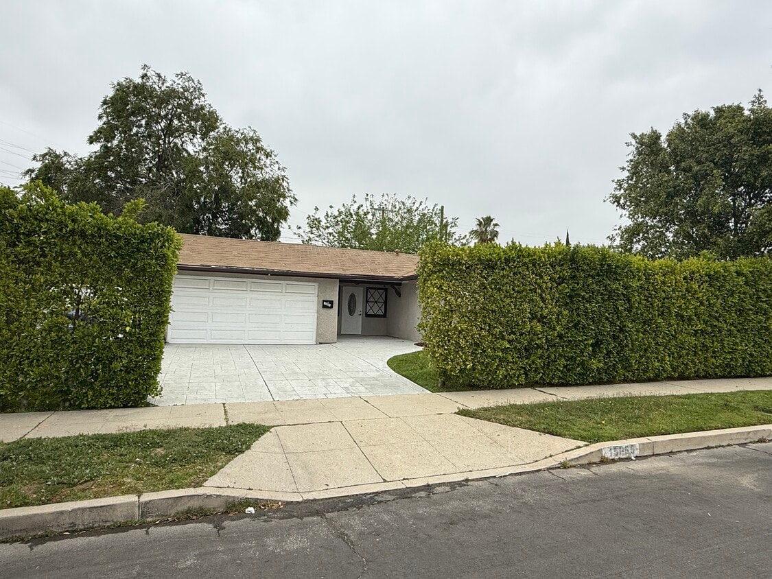 Primary Photo - 15955 Kalisher St