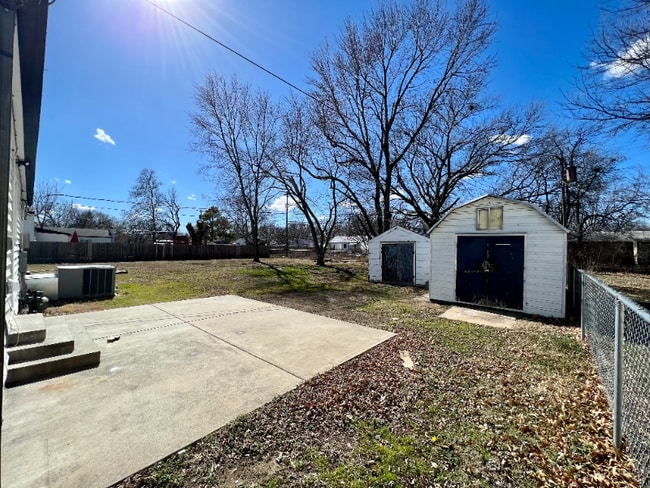 Building Photo - 521 N Woodrow Ave