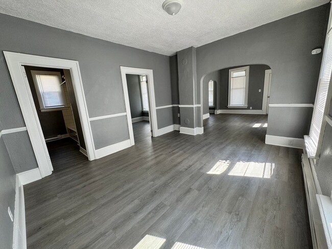 Building Photo - 2 Bedroom House