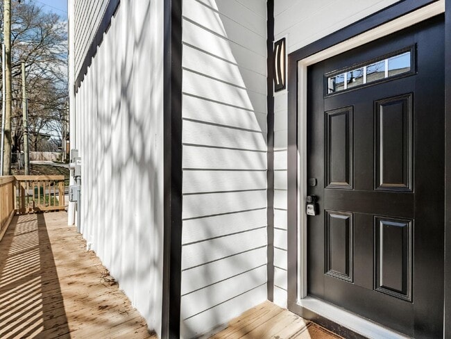 Foto del edificio - Custom 3 story home in the heart of Belmont/Optimist Park!