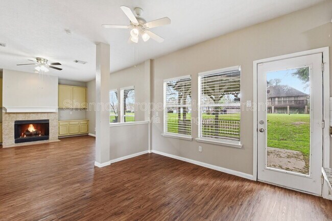 Foto del edificio - 3327 Shady Glen Ln