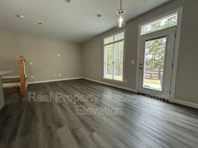 Building Photo - 113 Coralyrose Ct