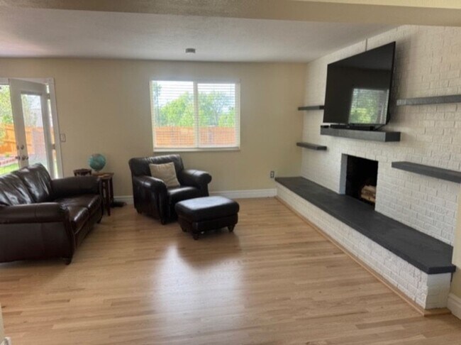 Foto del edificio - Spacious 4-Bedroom House Near Open Space i...