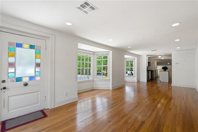 Building Photo - 901 Possum Trot St