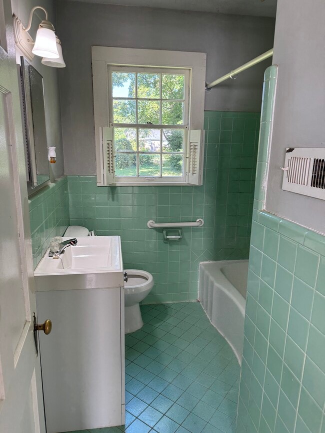 Building Photo - 611 Greenlawn Ave