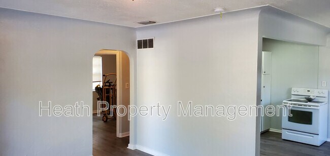 Building Photo - 1425 40th St S