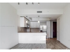 Building Photo - 999 SW 1st Ave