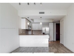 Building Photo - 999 SW 1st Ave