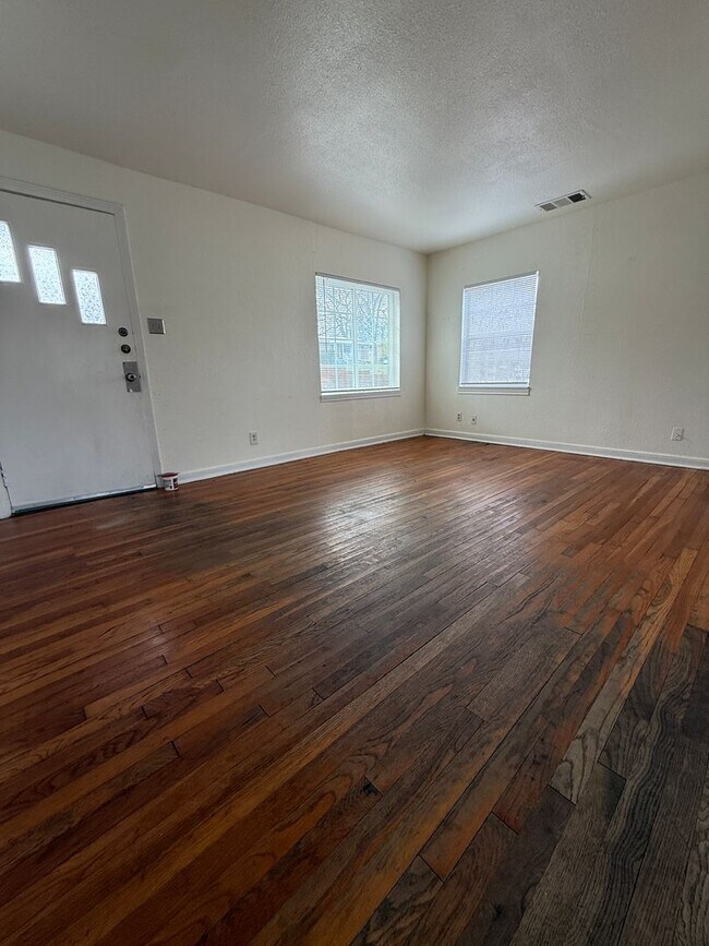 Foto del edificio - Rare 2/1 w/ Basement in Cherrywood!