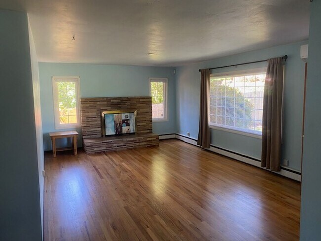 Building Photo - Beautifully Landscaped 3 bdrm, 2 bath Hous...