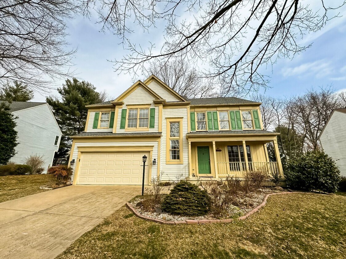Foto principal - Fantastic 4 Bed 3.5 Bath Colonial Home Sitting On A Large Private Lot In Desired Old Bridges Estates
