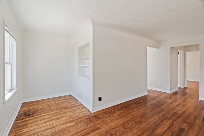 Foto del edificio - 104 S Oak St