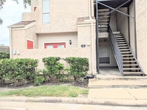 Building Photo - 10855 Meadowglen Ln