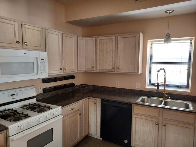 Foto del edificio - 11014 Detroit Ave