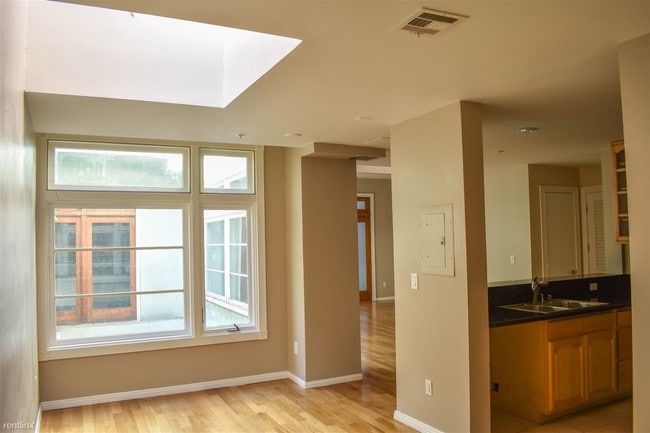 Building Photo - 541 S Spring St