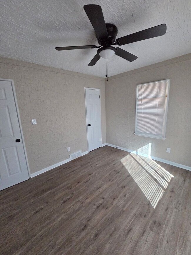 Building Photo - This beautifully updated 3-bedroom, 1-bath single-family home is ready for move-in!