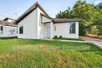 Building Photo - 723 Maple Row