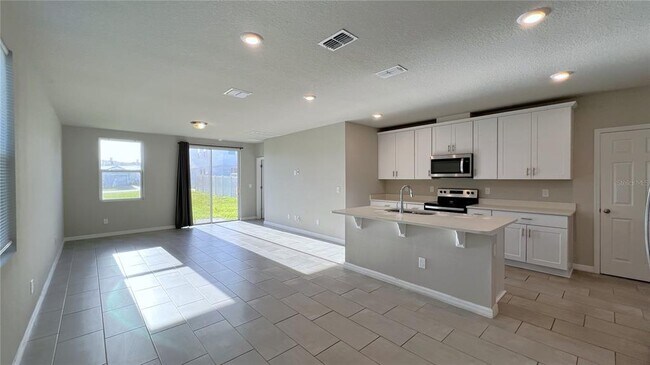 Building Photo - 3253 Bella Vista Dr